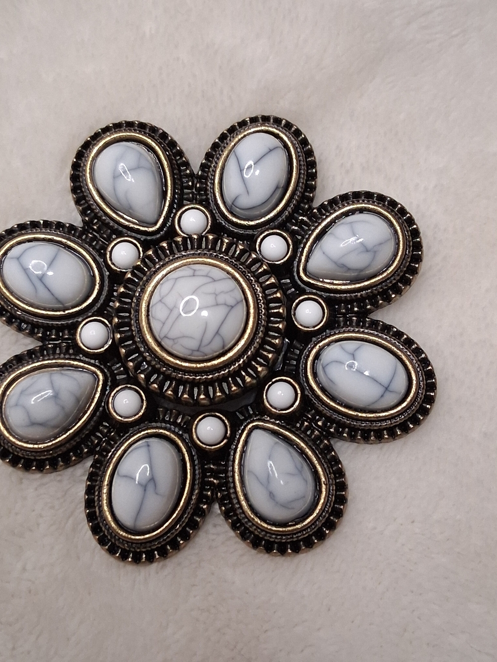 NWOT, Premier Designs White and Gold Floral Statement Brooch